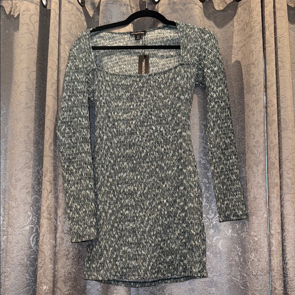 PrettyLittleThing Green Long Sleeve Dress